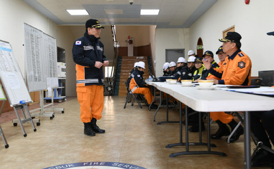 조종묵 소방청장(오른쪽)이 16일 경북 포항북부소방서 내 설치된 긴급구조통제단에 방문해 포항 지진피해에 대한 현장상황 보고를 받고 있다.  소방청 제공